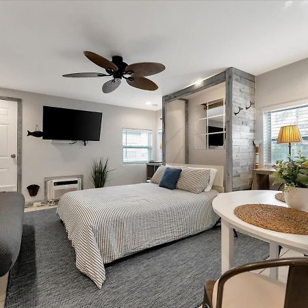 Quiet Corner Suite Heated Pool & 2 Mins 2 Beach Clearwater Beach Exterior photo