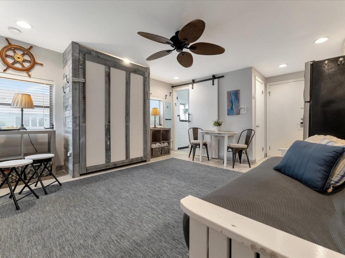 Quiet Corner Suite Heated Pool & 2 Mins 2 Beach Clearwater Beach Exterior photo