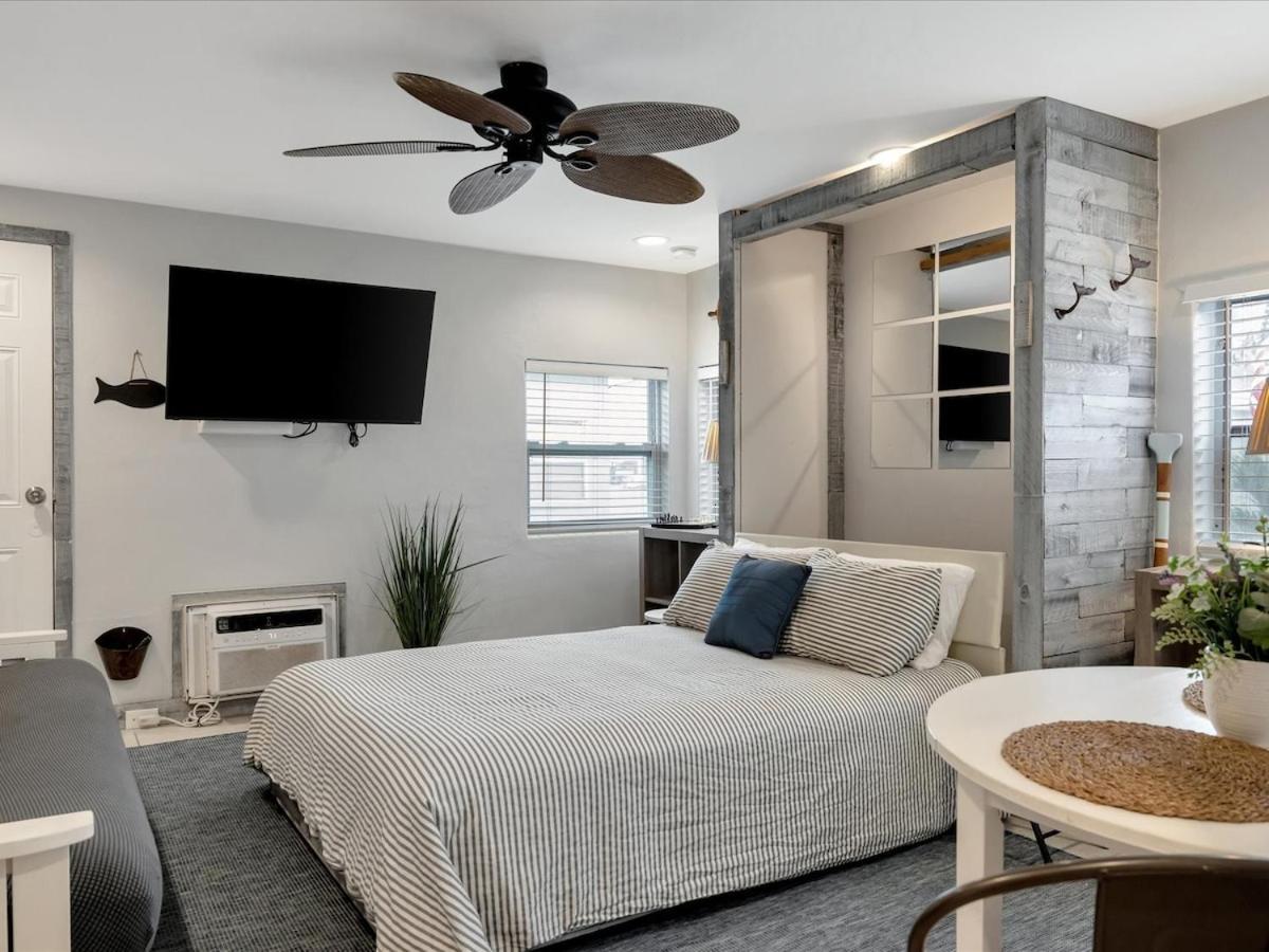 Quiet Corner Suite Heated Pool & 2 Mins 2 Beach Clearwater Beach Exterior photo