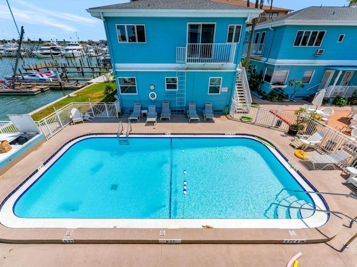 Quiet Corner Suite Heated Pool & 2 Mins 2 Beach Clearwater Beach Exterior photo