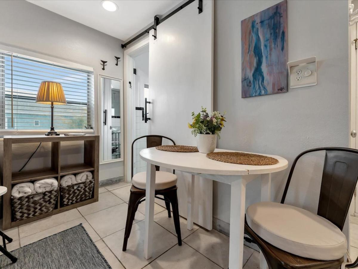 Quiet Corner Suite Heated Pool & 2 Mins 2 Beach Clearwater Beach Exterior photo